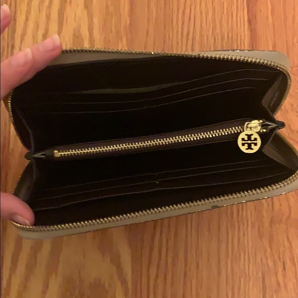Tory Burch Gold Logo Continental Wallet - Picture 4 of 7